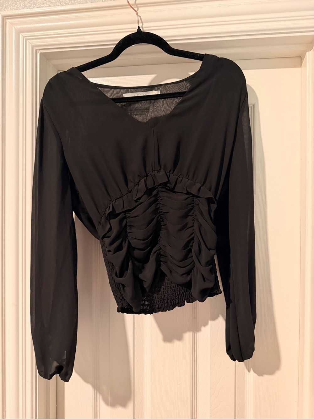 Astr Black Ruched Long-Sleeve V-Neck Top